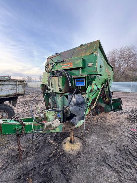 Измельчитель-смеситель кормораздатчик ИСРК-12