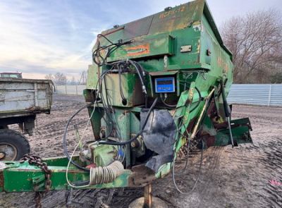 Измельчитель-смеситель кормораздатчик ИСРК-12